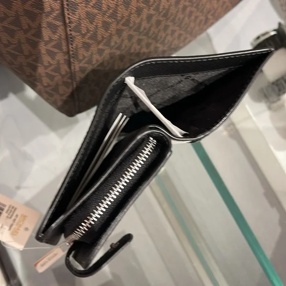 MICHAEL KORS
Medium Crossgrain Leather Wallet
Black
NWT - Picture 6 of 16